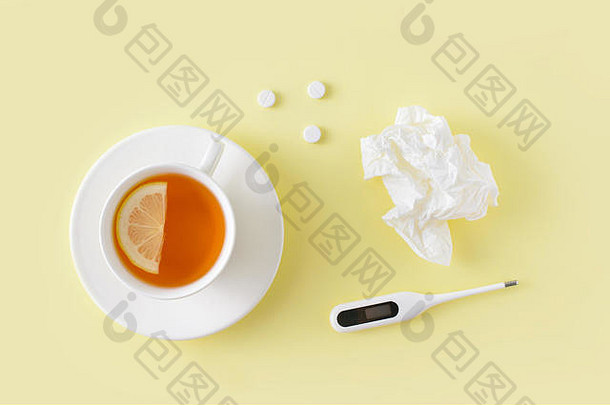 药片餐巾鼻子温度计杯茶黄色的背景冷流感治疗集平躺前视图