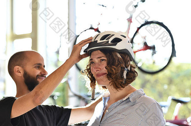 自行车商店咨询客户测试自行车头盔路安全