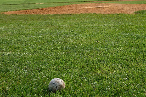 赢得了棒球坐在割下的草棒球钻石