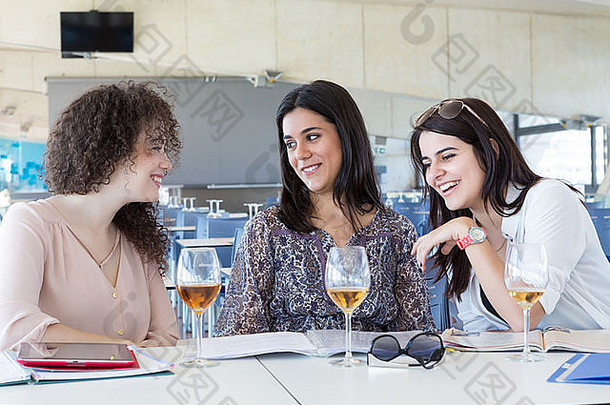 集团快乐学生准备考试简单的放松酒吧