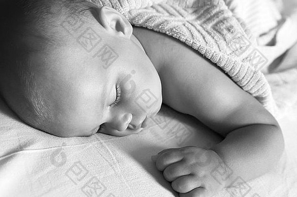 单色肖像婴儿睡觉床上软毯子