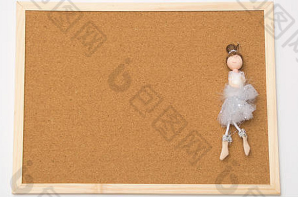 芭蕾舞女演员娃娃白色空白软木塞董事会模拟软木板纹理背景木框架