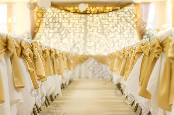 婚礼表格装饰花安排蜡烛金灯白色椅子美丽的庆祝活动婚礼概念