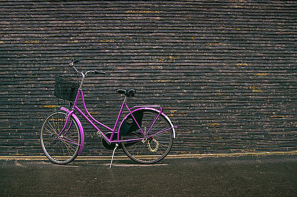 经典古董<strong>紫色</strong>的赶时髦的人自行车街倾斜砖墙复古的健美的图像