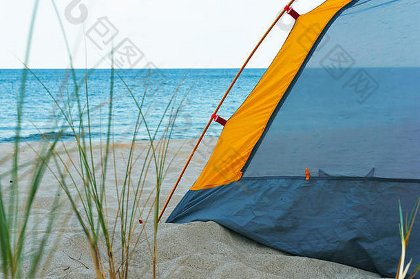 黄色的帐篷海滩旅游野营沙子海