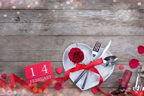 情人节一天晚餐表格布局叉刀勺子玫瑰白色板形式心2月日期写木日历