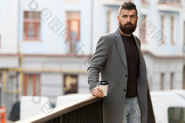 男人。有胡子的赶时髦的人喝咖啡纸杯sip咖啡城市生活方式商人培养外观享受咖啡打破业务中心城市背景放松充电