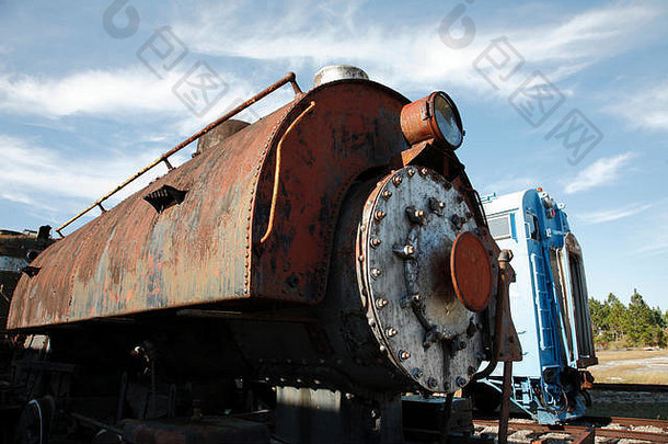 照片约蒸汽引擎机车现代铁路车背景