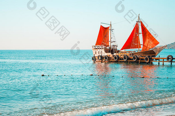 木船红色的帆海码头