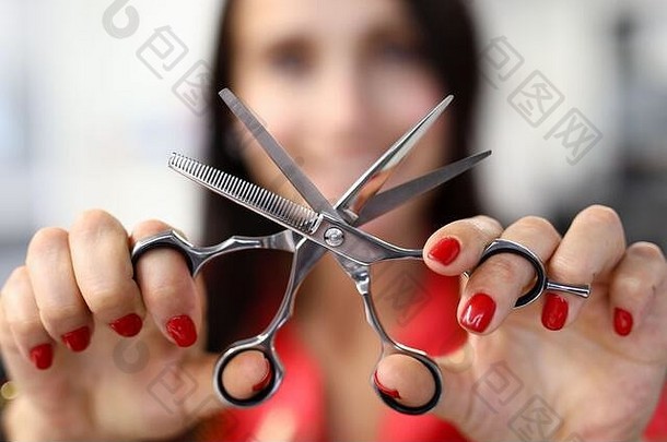 理发师女人持有剪刀特写镜头