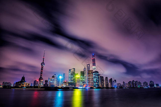 天际线晚上<strong>城市</strong>上海反射水中国