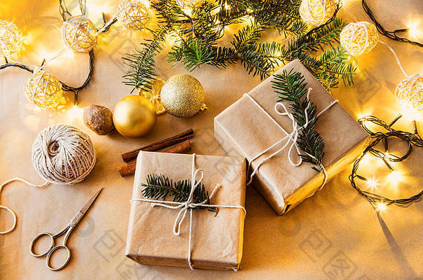 圣诞节复古的包装礼物干橙色片肉桂棒茴香松视锥细胞冷杉树分支机构