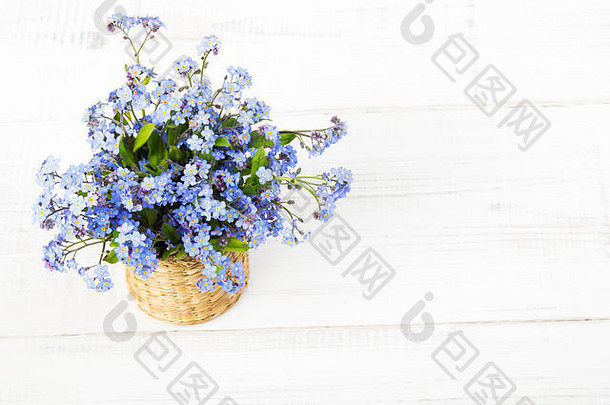 蓝色的花花束白色木背景