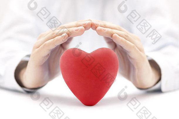 红色的心覆盖手健康保险爱概念