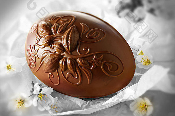 传统的手使装饰巧克力复活节鸡蛋