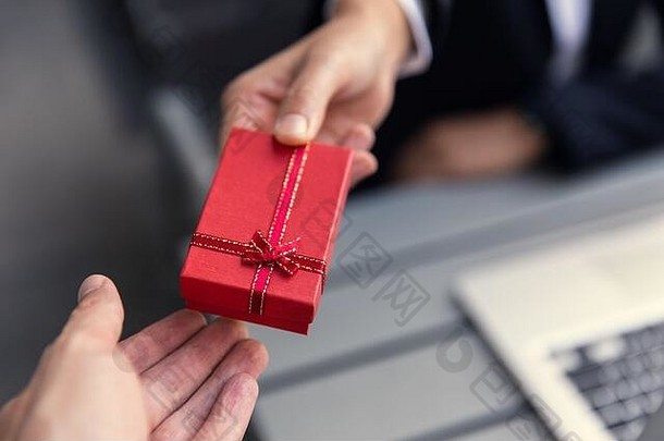业务老板给现在礼物盒子办公室工作人员合作伙伴工作奖金概念