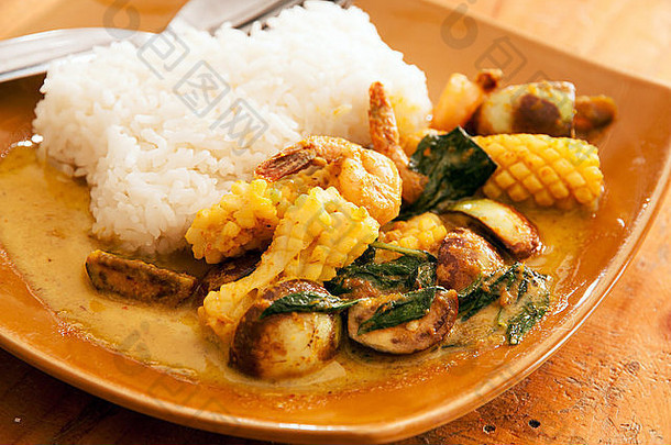 煮熟的大米超过鱿鱼虾泰国绿色咖喱