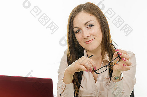 可爱的女孩老师坐着桌子上移动PC书笔记本电脑