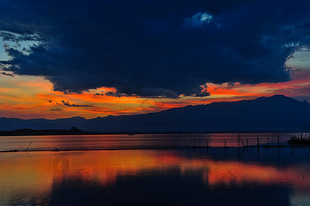 美丽的日落关颖珊帕夭帕夭湖帕夭省北泰国