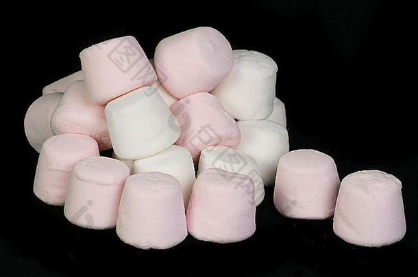 粉红色的白色棉花糖孤立的黑色的背景