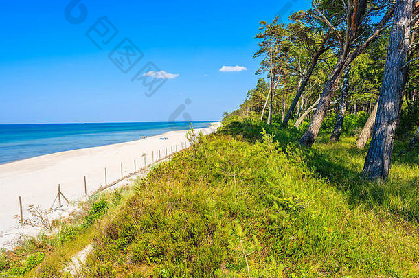 视图美丽的桑迪海滩卢比亚托沃沿海村波罗的海海波兰