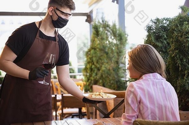 服务员作品餐厅医疗面具手套冠状病毒流感大流行代表正常的服务安全把订单餐喝酒采取护理客户