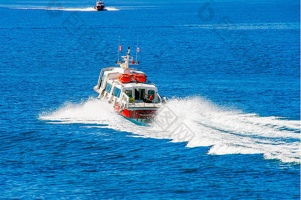 红色的电动机船转移人小精灵岛希腊