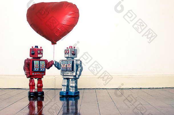 古董机器人持有大<strong>红</strong>色的气球站木地板上