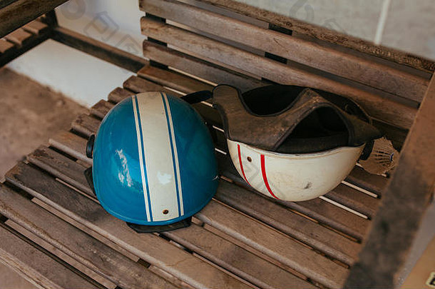 自行车头盔木板凳上亚洲