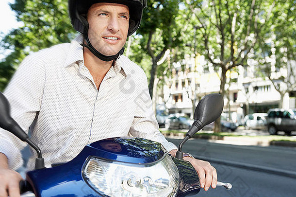 <strong>中</strong>年人男人。骑摩托车城市街