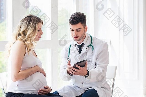 怀孕了女人参观年轻的医生