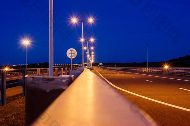 现代照亮高速公路蓝色的晚上
