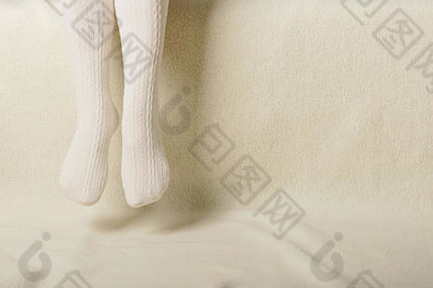 女腿温暖的白色针织连裤袜白色背景使人造皮毛