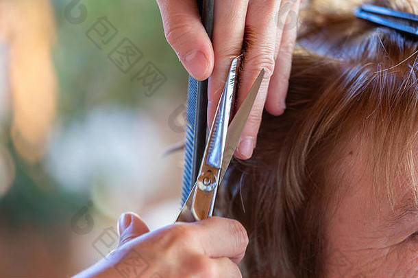 女头发切割剪刀美沙龙