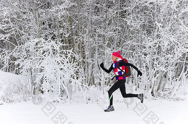 慢跑者运行很快冬天森林
