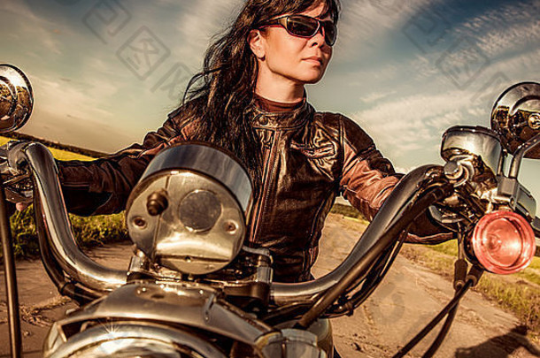 骑摩托车的人女孩太阳镜坐着摩托车