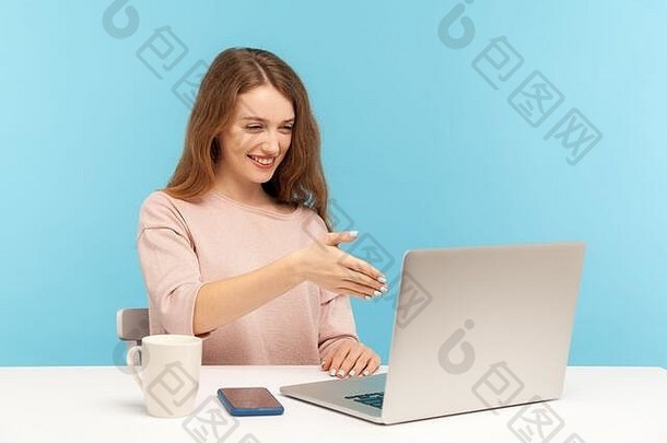 在线咨询快乐女商人欢迎客户端握手移动PC屏幕会说话的视频调用会议首页办公室做事