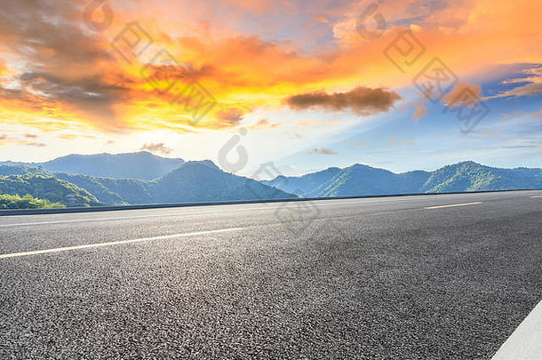 沥青高速公路美丽的自然景观日落