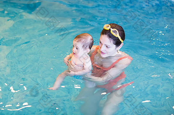 可爱的婴儿女孩游泳池