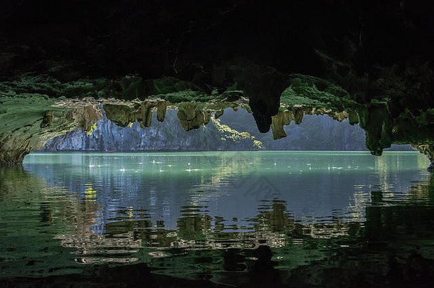 创造岩溶洞穴小红色的独木舟长湾北越南