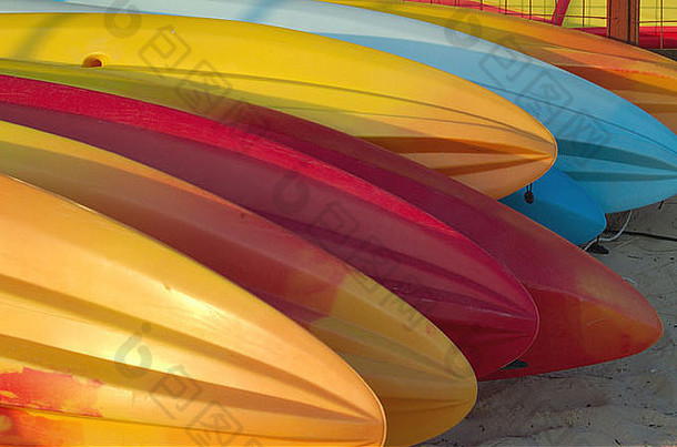 塑料冲浪板主颜色红色的蓝色的黄色的使模式堆放横盘整理海滩晚上太阳