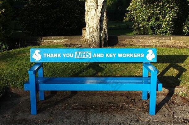 “谢谢国民健康保险制度关键工人的蓝色的画板凳上达维胡尔姆公园曼彻斯特