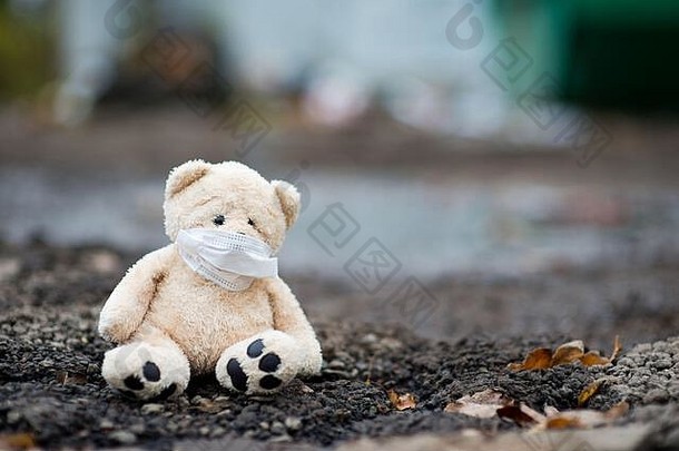 泰迪熊坐在脏地面复制空间