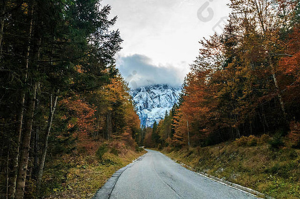 徒步旅行路意大利阿尔卑斯山脉沉默寡言的色彩斑斓的秋天