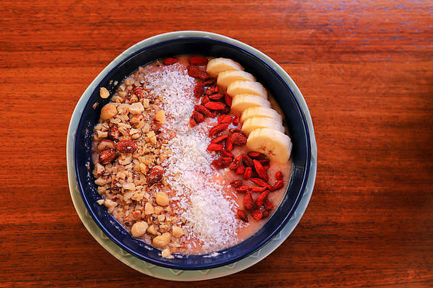 板夏天早餐水果沙拉棕色（的）表格水果螺母早餐甜蜜的摩丝装饰切片香蕉杏仁椰子