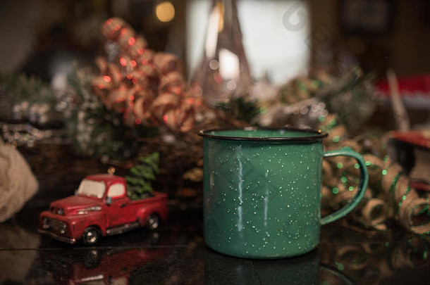 绿色咖啡杯子前面圣诞节装饰