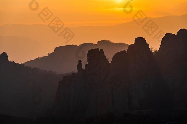 难以置信的朦胧的日落轮廓奇怪的是形状的砂岩岩石形成历史小镇Belogradchik西北保加利亚