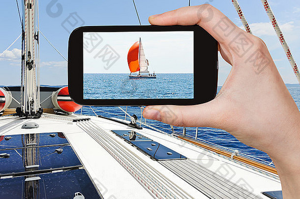 旅行概念旅游采取照片游艇红色的帆蓝色的亚得里亚海海达尔马提亚克罗地亚移动小工具