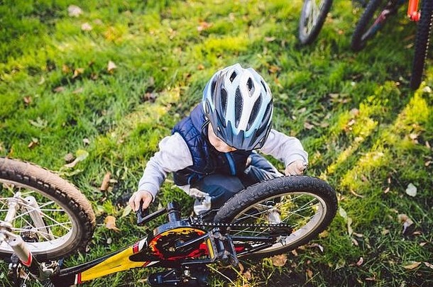 骑自行车的人男孩自行车修复男孩修复自行车孩子们力学自行车修复职业学习周期引擎