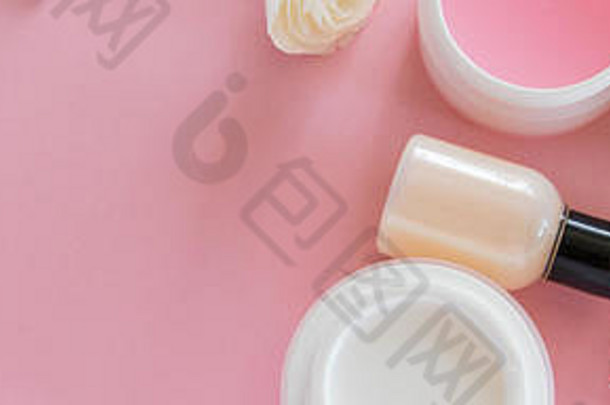 前视图化妆品产品精致的花粉红色的背景健康美治疗有机皮肤护理产品